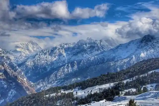 Auli in winter.webp