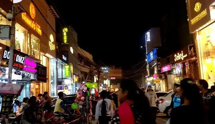 Rajouri Garden: Shopping, Food, & Fun